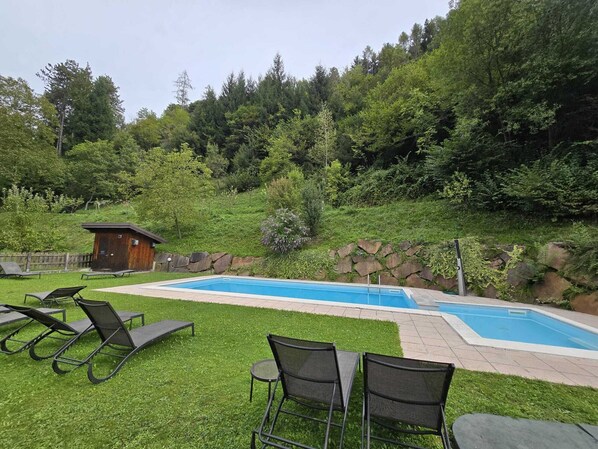 Piscine extérieure (ouverte en saison), chaises longues