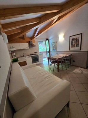 Appartement Standard, 2 chambres, dans la tour | Aire de séjour | Téléviseur à écran plat de 20 po avec télévision par satellite