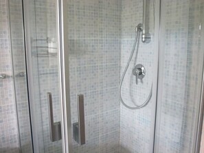 ヘアドライヤー、タオル、トイレットペーパー