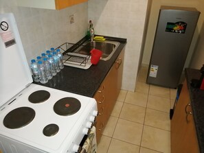 Fridge, oven, stovetop, coffee/tea maker
