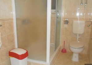 Quarto casal, vista para o mar | Banheiro | Toalhas de banho, sabonete, papel higiênico