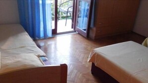 Habitación con 1 cama doble o 2 individuales, balcón, vistas al mar | Wifi gratis y ropa de cama