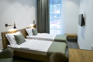 Standaard kamer, 1 twee- of 2 eenpersoonsbedden | Luxe beddengoed, een minibar, een kluis op de kamer, een bureau