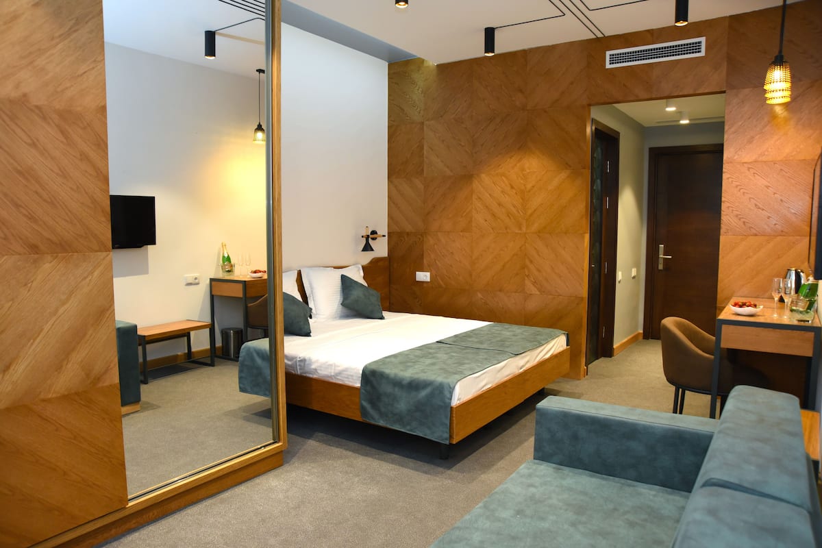 Family Room | Premium bedding, minibar, in-room safe, desk