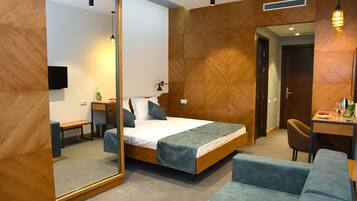 Family Room | Premium bedding, minibar, in-room safe, desk