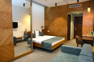 Familiekamer | Luxe beddengoed, een minibar, een kluis op de kamer, een bureau