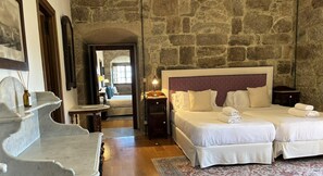 5 slaapkamers, een bureau, een strijkplank/strijkijzer, wifi