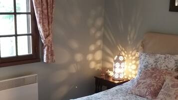 2 habitaciones, tabla de planchar con plancha y ropa de cama