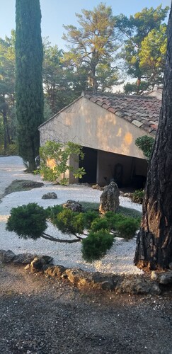 Provencal house in private wooded grounds with swimming pool and tennis court. Sleeps 5. 