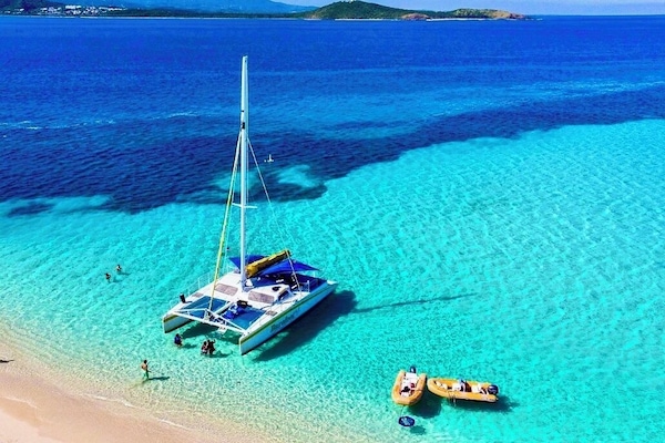 Aan het strand, ligstoelen aan het strand, strandlakens