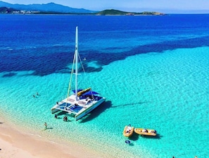 Sulla spiaggia, lettini da mare, teli da spiaggia