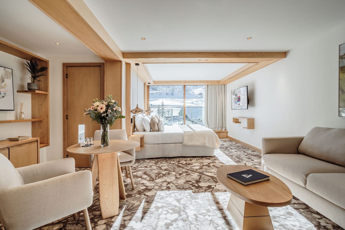 Un salon moderne comprenant un canapé, une table basse et un coin repas avec une table et des chaises.