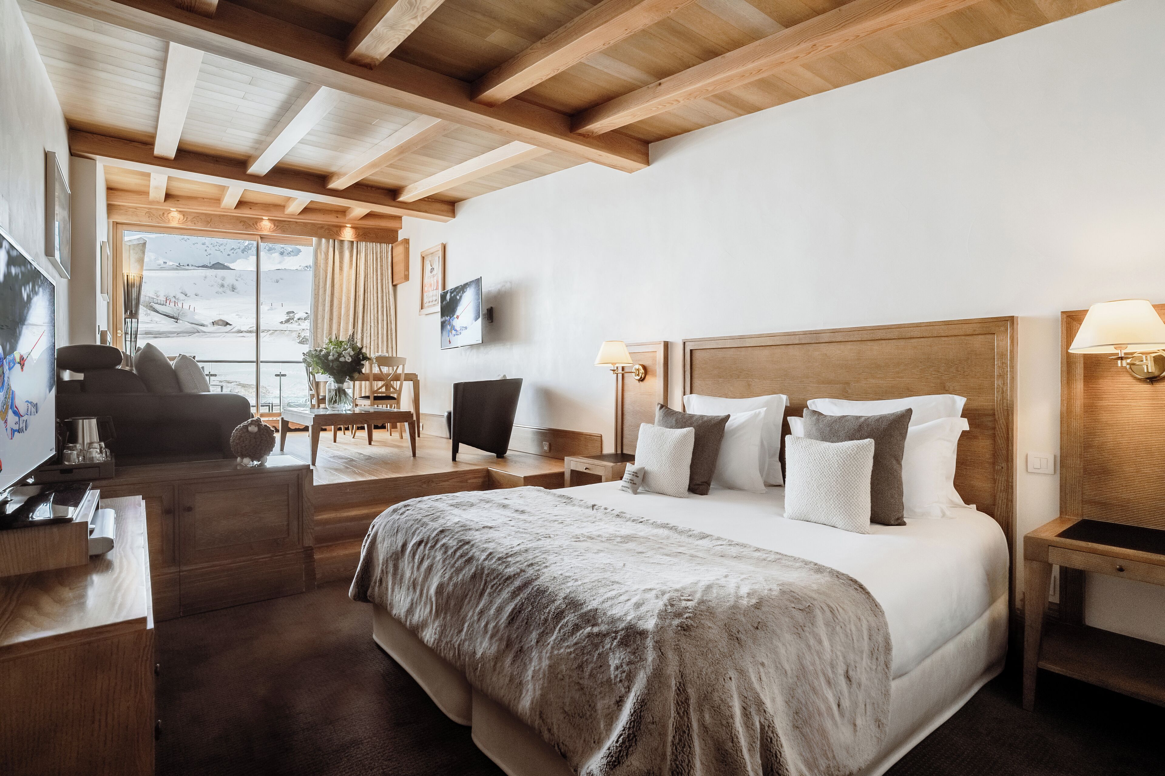 ห้องจูเนียร์สวีท (Signature) | โต๊ะทำงาน, ห้องเก็บเสียง, เตารีด/โต๊ะรีดผ้า, Wi-Fi ฟรี