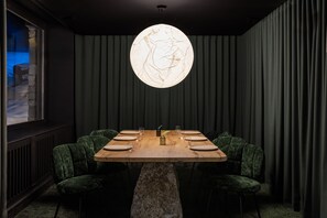 3 restaurantes; se sirve desayuno, almuerzo y cena; cocina local