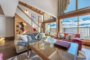 Suite (Everest) | Living area | Flat-screen TV, foosball