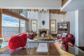 Suite (Everest) | Living area | Flat-screen TV, foosball