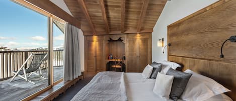 Desk, soundproofing, iron/ironing board, free WiFi