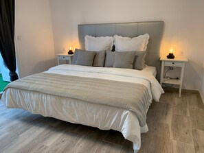 5 bedrooms, iron/ironing board, WiFi, bed sheets