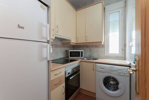 Een koelkast, een magnetron, een oven, een kookplaat