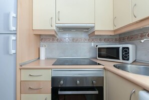 Frigorifero, microonde, forno, piano cottura