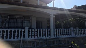 Vista frontal de la propiedad