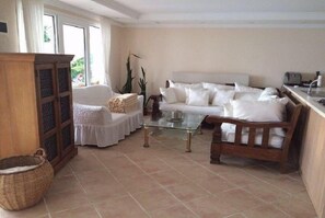 Villa | Área de sala de estar | Televisión LCD y chimenea