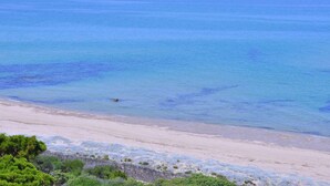 A beach with clear blue water and a sandy shore. - Residence a Badesi ID 3369 (Trinita d'Agultu e Vignola)