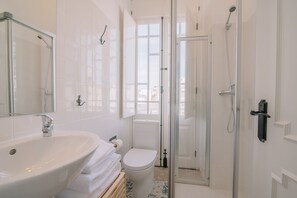 Basic Room | Bathroom shower - Guest Mar (Olhao)