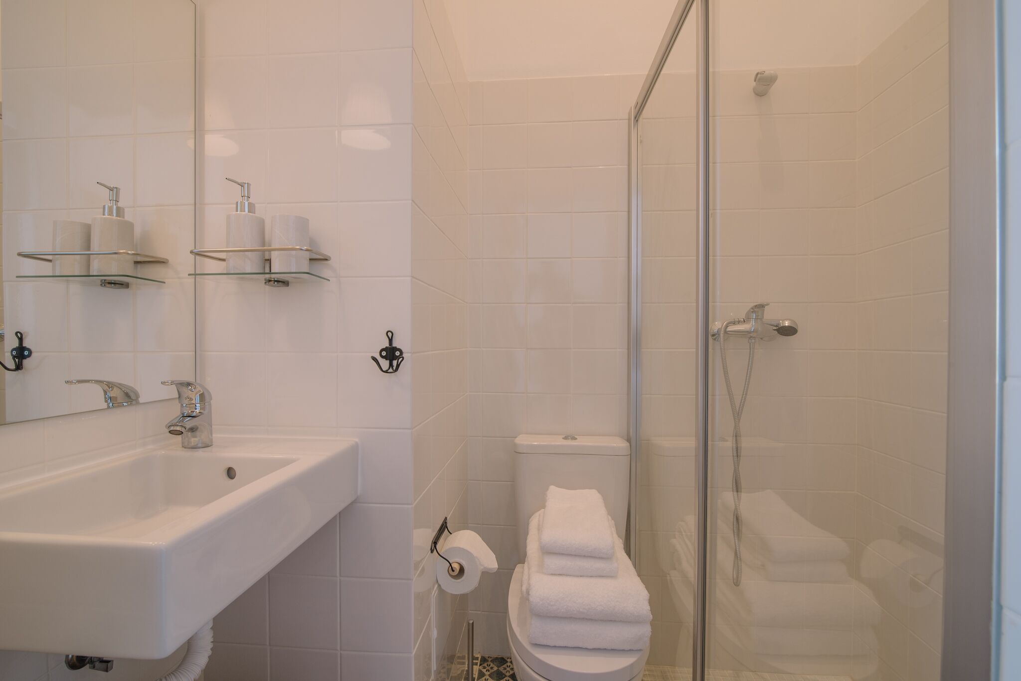 Ein Badezimmer mit Waschbecken, Toilette und einer Duschkabine.