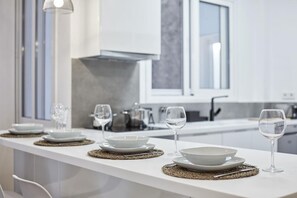 Apartment | In-room dining - Kolonaki Square Executive Apartment (Athens)