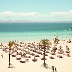 Am Strand, weißer Sandstrand, Strandtücher