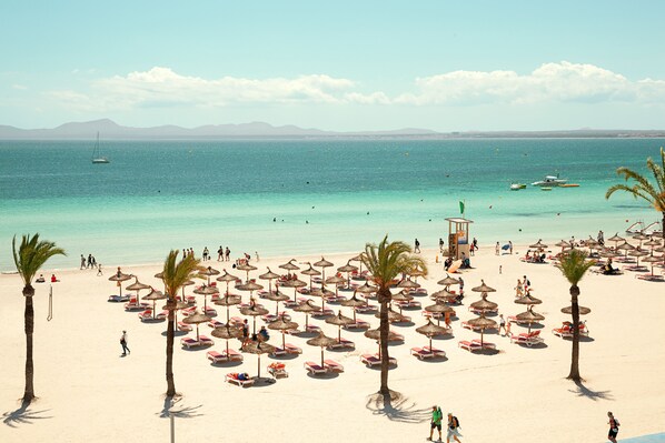 On the beach, white sand, beach towels - Sunwing Alcudia Beach (Alcúdia)