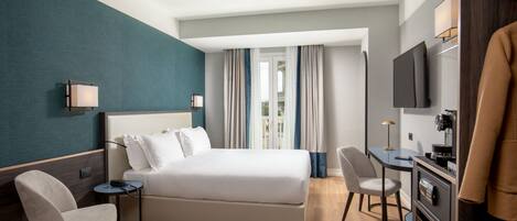 Superior kamer, 1 twee- of 2 eenpersoonsbedden | Een kluis op de kamer, een bureau, een laptopwerkplek