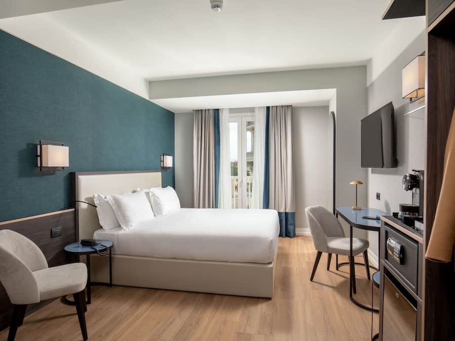 Superior Double or Twin Room | In-room safe, desk, laptop workspace, soundproofing