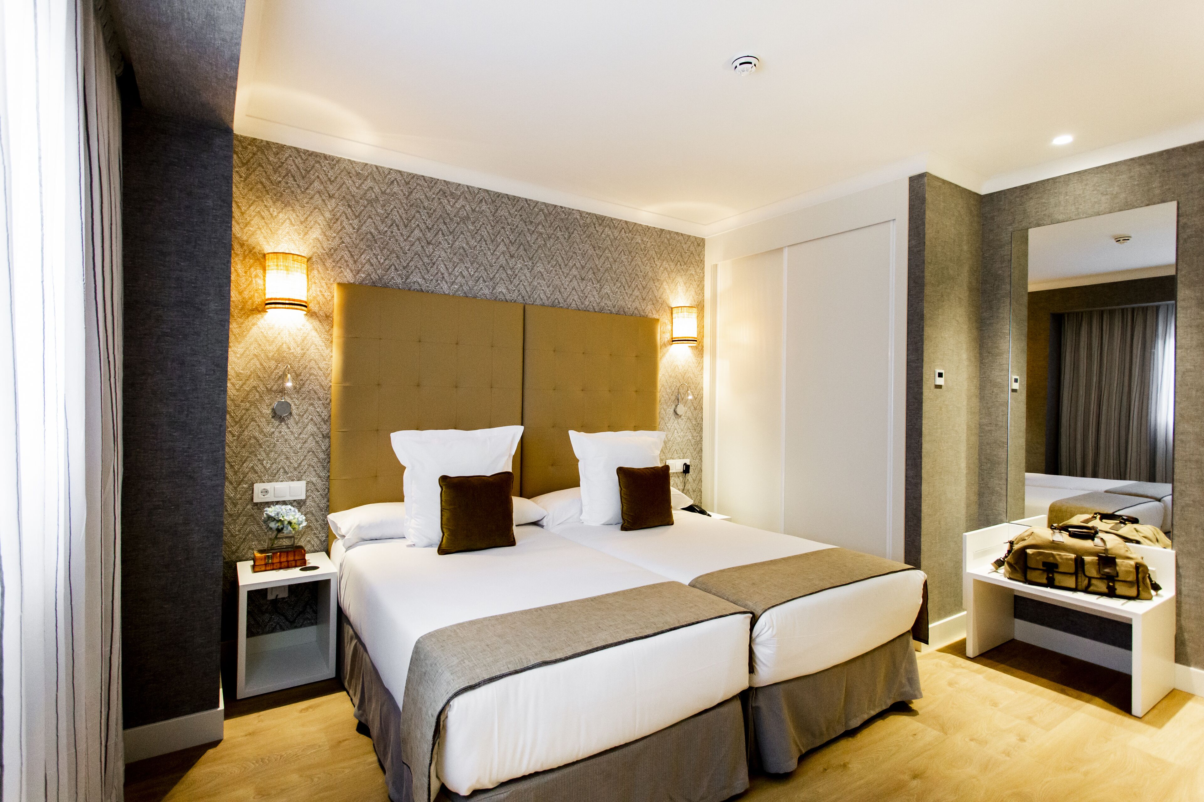 deluxe room | 1 bedroom, free minibar, in-room safe, desk