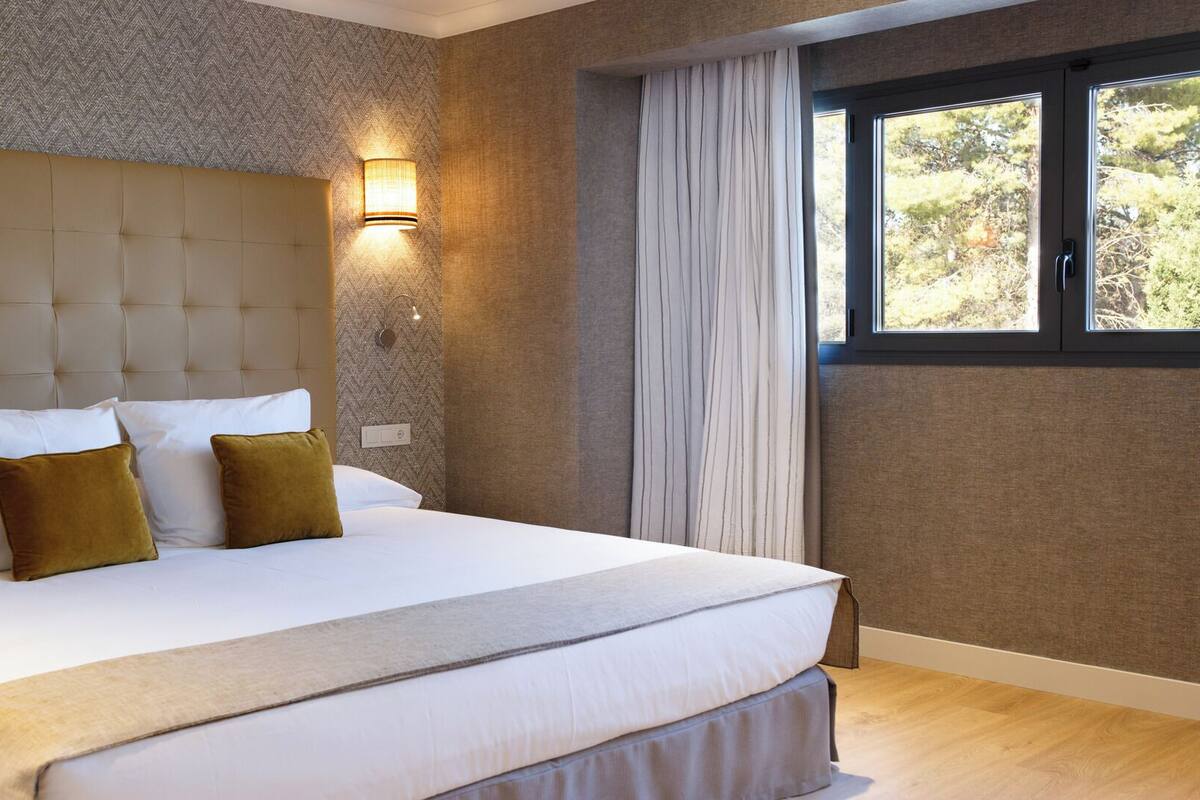 Free minibar, in-room safe, desk, laptop workspace