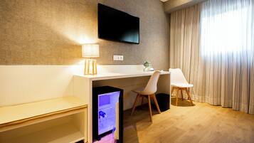 Familiekamer | Een gratis minibar, een kluis op de kamer, een bureau