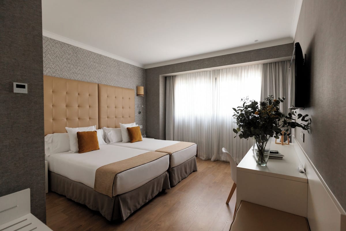 Camera Superior con letto matrimoniale o 2 letti singoli | 1 camera, minibar con snack e bevande gratuite, una cassaforte in camera