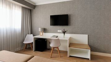 Superior-værelse med dobbeltseng eller 2 enkeltsenge | Gratis minibar, pengeskab på værelset, skrivebord