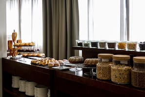 Petit déjeuner buffet (12 EUR par personne)