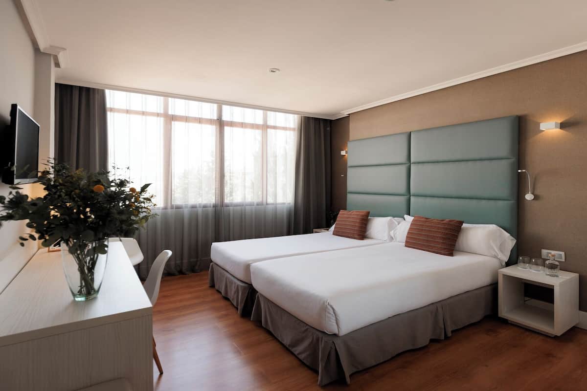 Standaard kamer, 1 twee- of 2 eenpersoonsbedden | Een gratis minibar, een kluis op de kamer, een bureau