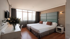 Standard Double or Twin Room | Free minibar, in-room safe, desk, laptop workspace - Hotel Pax Guadalajara (Guadalajara)