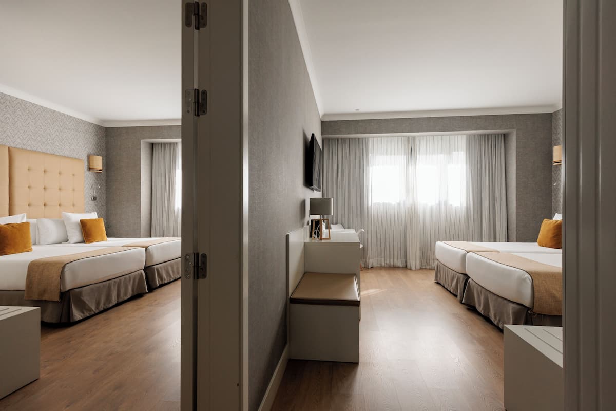 Familiekamer | Een gratis minibar, een kluis op de kamer, een bureau