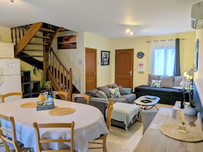 Televisión de pantalla plana y libros 