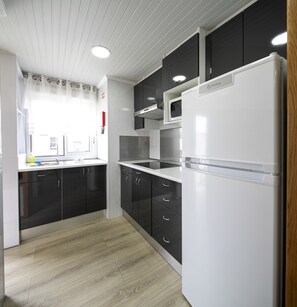 Family Bungalow, 3 Bedrooms | Private kitchenette - Urban Art Camping by Campigir (Peniche)