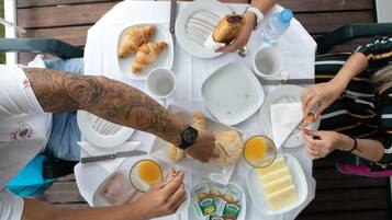 Family Bungalow, 2 Bedrooms | In-room dining