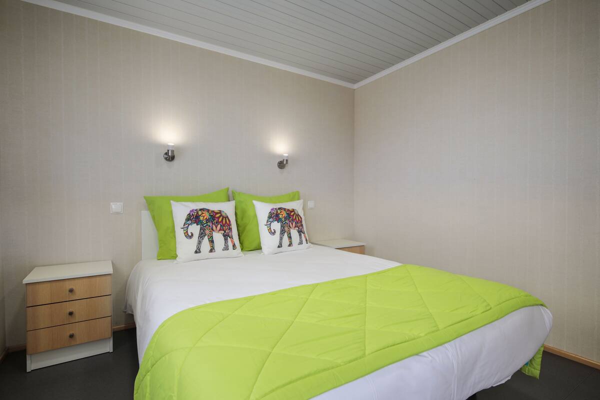 WiFi (free), bed sheets