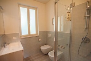 Shower, rainfall showerhead, hair dryer, bidet - Maison du lac appartamenti (Lazise)