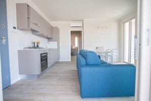 Executive Apartment (MAISON DU LAC A) | Private kitchen | Full-size fridge, oven, stovetop, dishwasher - Maison du lac appartamenti (Lazise)