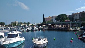 A marina with boats docked, a building with a sign 'A Marina', and a clear sky. - MINI VILLA 60m² with swimming pool - 2 bedrooms - air-conditioned - terrace - beach 5 mins (Travo VENTISERI)